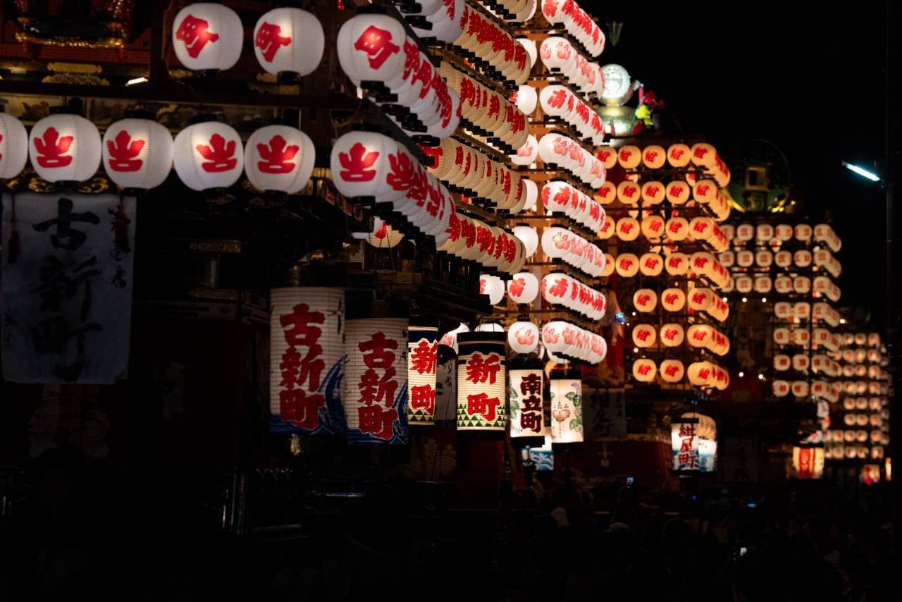 夜の町に連なる提灯の灯り