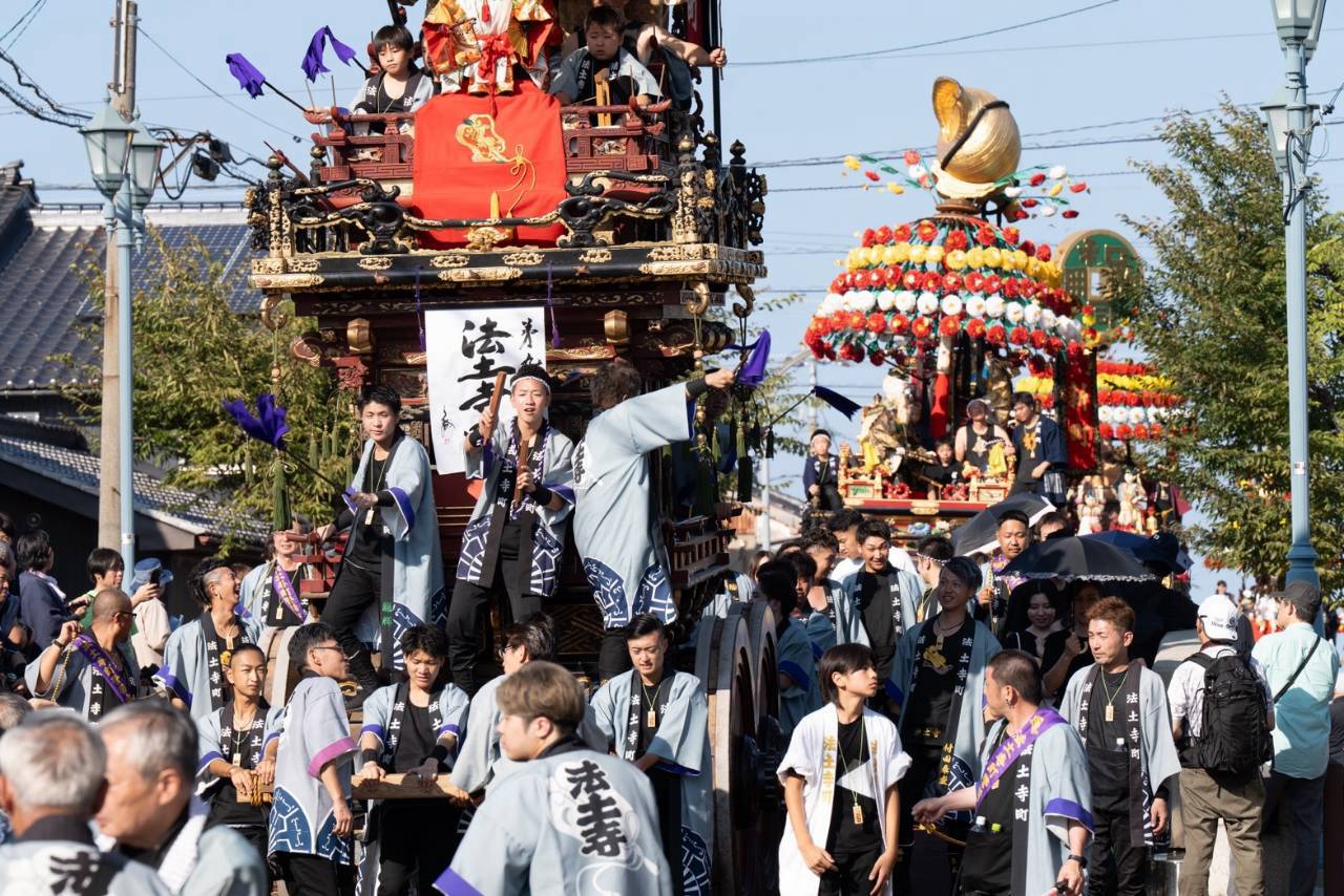 大勢の人々とともに町を巡行する花山